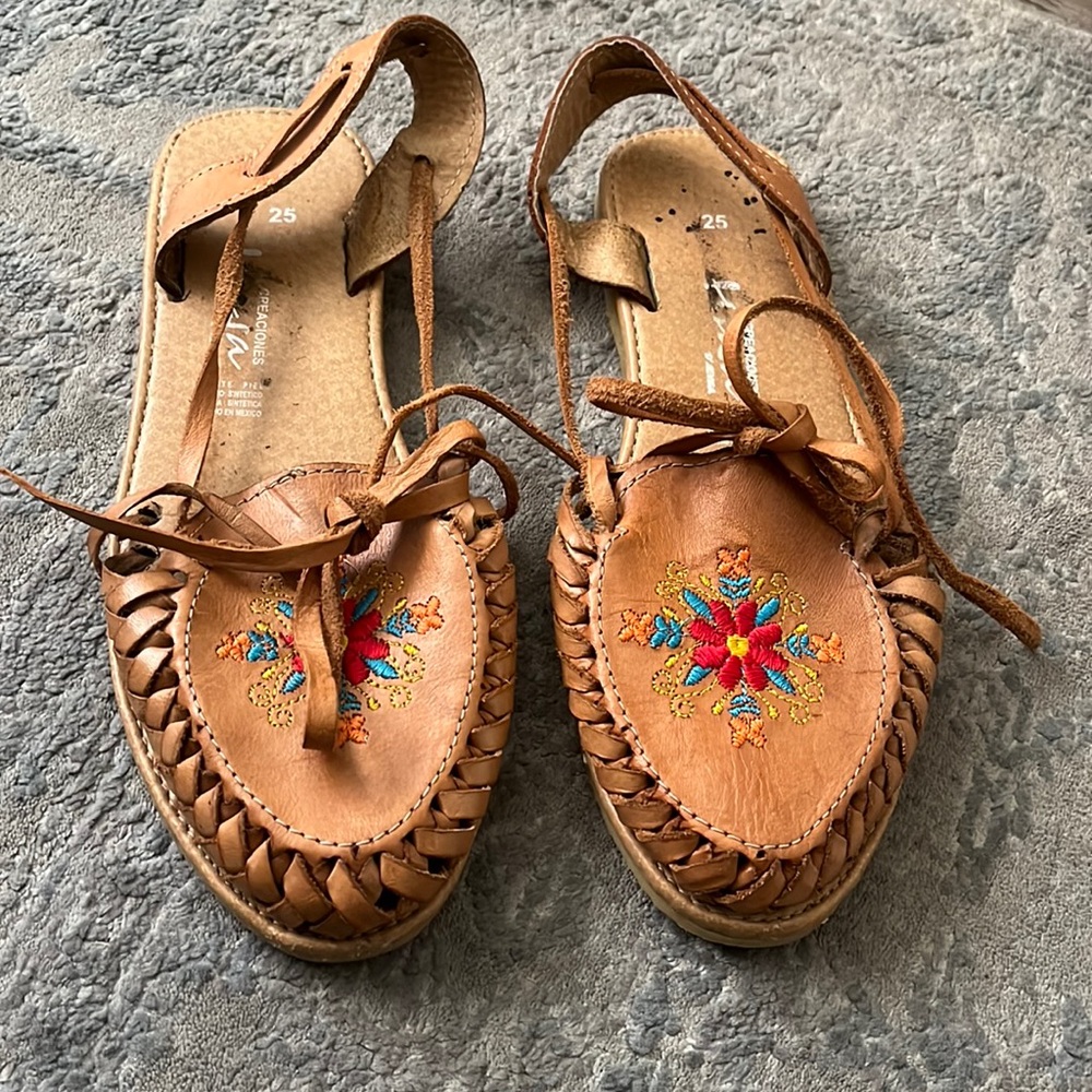 VISAR Women’s 1978 Huaraches Leather Sandals with Embroidered flowers SIZE 25